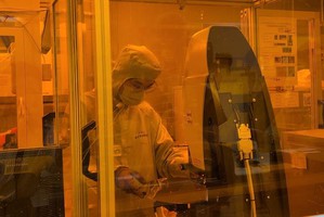 台科大学生利用半导体表面检测设备进行晶圆品质检测。图二为台科大学生使用矽光子晶片展示光达系统中的光束转向功能,未来可应用在提高机器人或车辆导航及避障的运算效率。