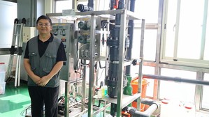 「友特法」二氧化碳清除技术展现高效捕捉及转化二氧化碳的能力,图为王赐龙展示「友特法」核心设备,致力於减少碳排放并推动资源回收。(source:友特浓缩)