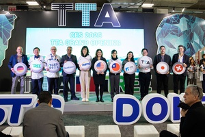 国科会TTA率72家科技新创赴美叁加CES2025,团队与贵宾於TTA馆前合影,展现台湾新创热情与活力