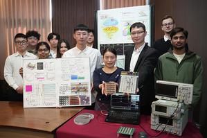 中興大學醫工所林淑萍教授(右4)與物理所林彥甫教授(右3)展示傳統元件(左)與新元件的差異。圖二為研究團隊將元件縮小近1千萬倍。