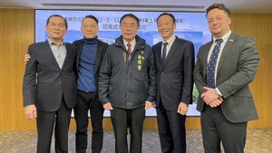 林聲文化董事長趙忠傑(左二)、台南市長黃偉哲(中)、昕力資訊董事長姚勝富(右二)合影。(source:昕力資訊)