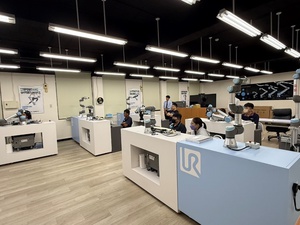 看好近期多功机器人发展,实威也透过代理丹麦Universal Robots的协作机器人,提供了强大AI推理和训练能力的应用。