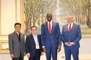 擷發科技董事長楊健盟(左二)與美國密西根州副州長Garlin Gilchrist II(右二)進行閉門會議,雙方討論未來在汽車產業的ASIC設計服務與AI軟體設計服務等相關領域合作機會。(source:擷發科技)