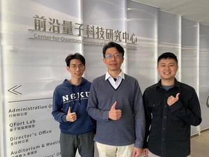 成大前沿量子科技研究中心主任陳岳男(中)領導的研究團隊,包括前沿中心博士後研究員林振冬(右)、郭柏辰(左)。圖二為新研究理論精確描述非馬可夫量子系統中的特異點行為。