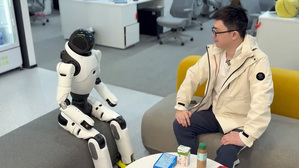 上海智元發布新人形機器人 展現近乎人類移動與互動技術