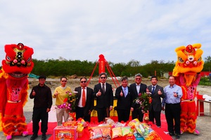 圖一為國研院院長蔡宏營(左四)主持動土開工典禮,國研院海洋中心孟培傑主任(左三)和眾多貴賓參與,圖二為國研院院長蔡宏營(左二)主持動土儀式。