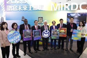 圖一為2025高雄智慧城市展,高雄市副市長林欽榮(右4)率貴賓等參訪金屬中心展場,由金屬中心林仁益董事長(右5)接待。圖二為金屬中心升級處處長林恒育(左1)導覽解說2024全球百大發明獎獲獎技術。