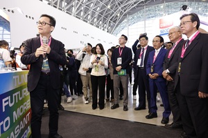 資策會舉辦「《2025數位主權新格局》雲端技術與後量子密碼的全球對話」國際研討會,圖為台美日專家合影。