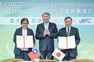 圖說:在經濟部部長郭智輝(中)見證下,TEDIBOA協同主席吳秀蕙(左),JDC理事長野波健藏(右)簽署MoU。