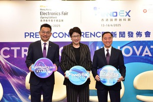 香港貿易發展局副總裁張淑芬(中)、政府數字政策辦公室數字政策專員黃志光(右)、以及香港貿易發展局電子及家電業諮詢委員會主席莊子雄(左)。