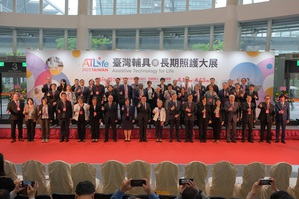 ATLife 臺灣輔具暨長期照護大展於4月10~13日展出超過3,000款最新輔具長照設備及智慧照顧方案。圖二為國立陽明交通大學ICF暨輔助科技研究中心主任李淑貞教授表示,智慧科技輔具已成為提升長照品質的重要關鍵。