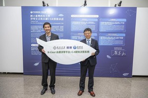臺科大顏家鈺校長與碩達系統執行長陳相宇捐贈合影。圖二為臺科大顏家鈺校長發表「臺科大淨零宣言」,強調臺科大將以科技創新、教育研究與產學合作為核心驅動力,致力於2049年前實現淨零排放目標。