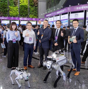 研華於「2025年嵌入式設計論壇」,展現Unitree Go2、B2機器狗。