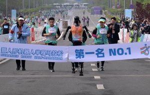 甫於中国大陆落幕的全球首场半程马拉松赛(21km),最後由全尺寸人形机器人天工Ultra耗时2小时40分42秒完赛夺冠!