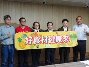 農糧署副署長陳啟榮(右三)於「掌握市場變革的關鍵趨勢:健康需求帶動產業升級」專題演講與講者合影。圖二為農糧署副署長陳啟榮演說。