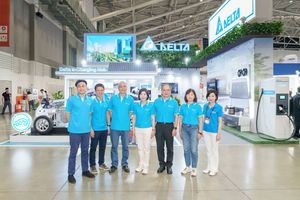 台達亮相台灣國際智慧移動展,台達品牌長郭珊珊(中)及參與單位主管於展位合影。