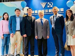 中央大学与健鼎科技子公司鑫鼎奈米合作成立「绿氢应用示范实验室」正式揭牌,彰显台湾在氢能领域的技术布局。实验室已能在真实海水电解领域成功组装高效水电解系统,并稳定运行超过一千小时。