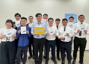 圖一為離岸風電就業輔導班第一梯次結訓發證合照,圖二為離岸風電就業輔導班實地參訪西門子歌美颯台中港機艙工廠。
