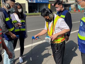 台水人員現場示範使用AI輔助漏水檢測,快速辨識地下漏水。