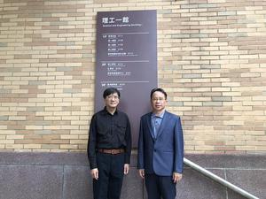 東華大學理工學院攜手台積電產學合作全面啟動半導體學程,養成新世代科技人才。東華大學理工學院院長黃武元(右)與電機系主任黃家華(左)積極推動參與「台積電半導體學程」人才培育計畫。