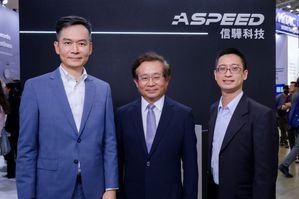 信驊科技董事長林鴻明(中), 營運長謝承儒(左)和BMC業務副總關超成(右).