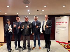 遠傳資訊長胡德民(中)、台灣微軟全球合作夥伴解決方案事業群總經理陳仲儒(右2)、台灣微軟專家技術群總經理吳子強(左2)率AI與大數據專家團隊出席「微軟x遠傳數據力高峰論壇」。