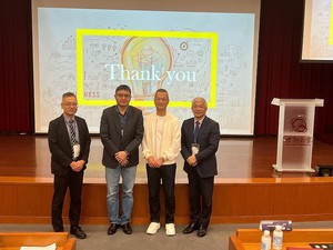 圖右起為世新大學校長陳清河、亞洲指標數位行銷董事長黎榮章、新聞傳播學院院長蘇建州、傳管系主任張伯謙合影。圖二為亞洲指標數位行銷董事長黎榮章分享企業如何運用AI技術提升內容品牌競爭力。(世新大學提供)