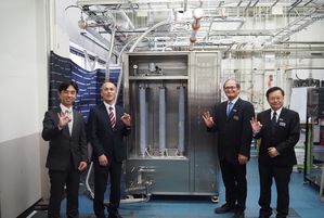 近日工研院與三菱電機也在日本兵庫縣先端技術綜合研究所舉行「固態胺吸附劑碳捕捉模組」裝機儀式。