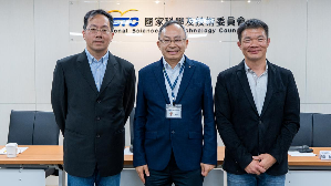 左起)中研院细胞与个体生物学研究所林子阳博士,国科会自然处赖明治处长,中研院应用科学研究中心陈壁彰研究员
