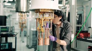 中研院安裝微波控制線至稀釋製冷機。(圖片來源:中央研究院)