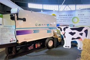 工研院於第九屆亞太區農業技術展,展示與農業部畜產試驗所合作開發全國產智電型餵飼車,提高養牛效率與產值。