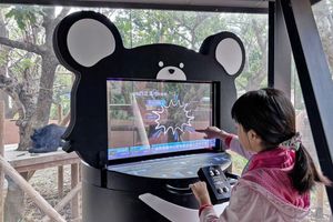 工研院透过AI虚实融合技术,携手友达光电打造「AI智慧环境导览系统」,应用於高雄寿山动物园黑熊区,让每位游客都能近距离观察黑熊的行为。