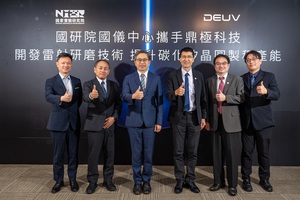 圖左起為鼎極科技營運長錢俊逸、董事長?西昇一、國研院院長蔡宏營、國研院國儀中心主任潘正堂、副主任林郁洧及研究員林宇軒合照。圖二為樣品展示。
