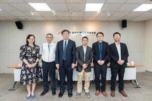 在国科会的支持下,中央大学电机系许晋??教授研究团队成功开发出新颖的单模、超高速、低耗能的垂直共振腔面射型雷射(VCESL)