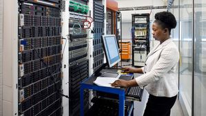 受地缘政治、美国出囗禁令影响，TrendForce微幅下修今年全球AI server出货量至年增24.3%。