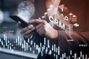 AI轉型的成功關鍵在於資料，CRM可將業務全流程的數據有序的搜集與記錄在單一平台上，形成往後企業端資料分析與 AI 應用的數據基礎。